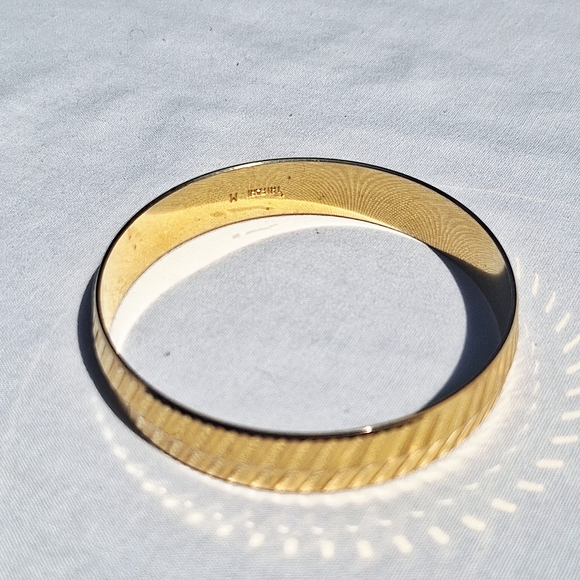 Vintage Gold plated bangle by TRIFARI - Picture 1 of 4